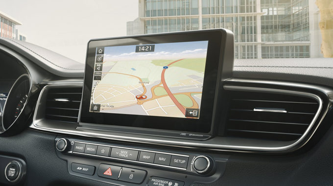 Nový integrovaný dotykový displej s GPS navigací přináší službu Kia Connected Services – propojení s telefonem přes Android Auto, informace, služby a pro GPS samozřejmě opět 7 letá aktualizace mapových podkladů.